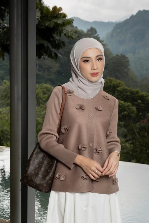 Blossom Pleats Blouse by Gonegani - Gambar 3